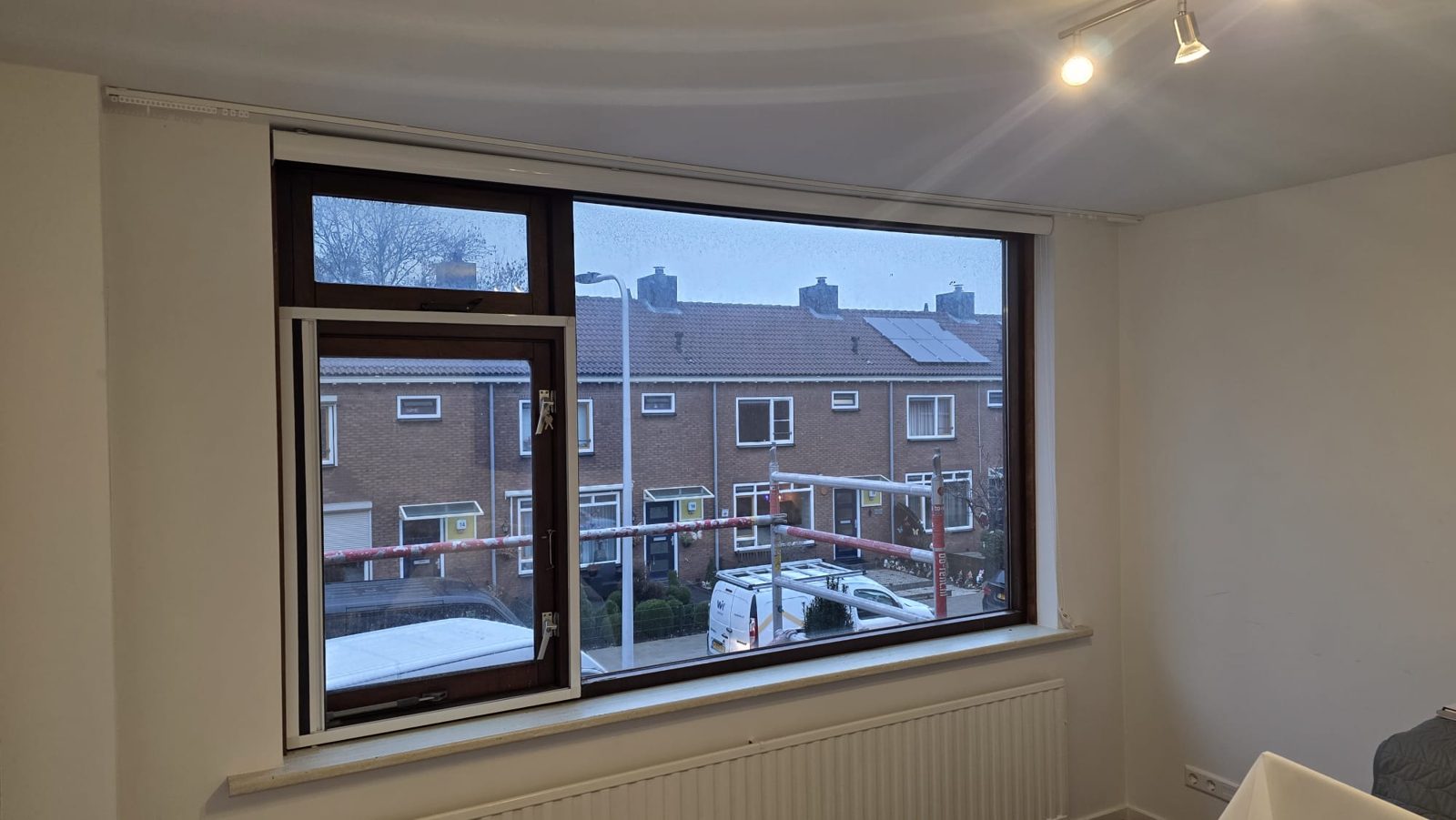 Ruim nieuw raamkozijn met uitzicht op de straat