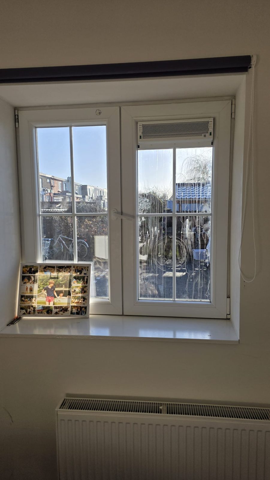 Nieuw wit kunststof kozijn met dubbele ramen, van binnen gezien