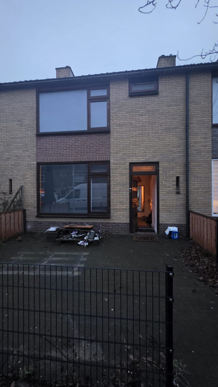 Voorgevel met nieuwe kozijnen in de schemering