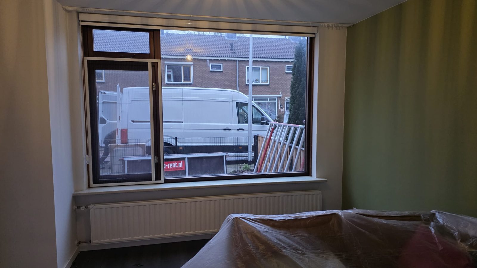 Nieuw raamkozijn met zicht op de straat