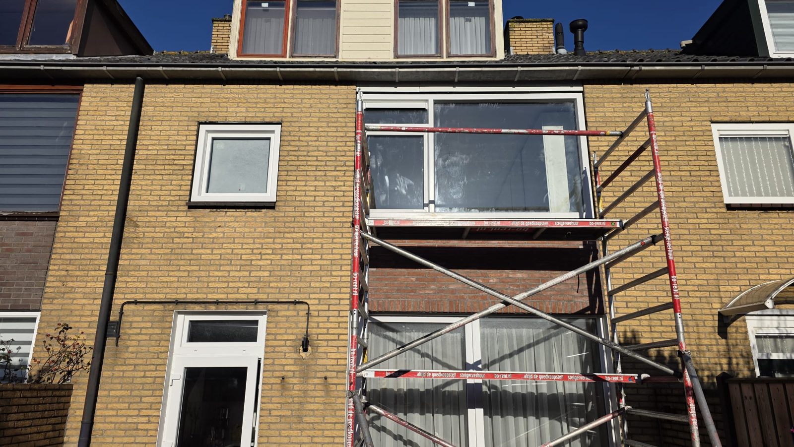 Plaatsing van een nieuw kozijn op de bovenverdieping