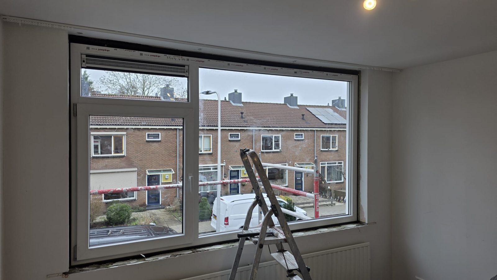 Groot nieuw raamkozijn tijdens de afronding